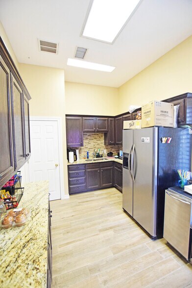 More Photos Of 327 SE Loop 338, Odessa Flex For Lease