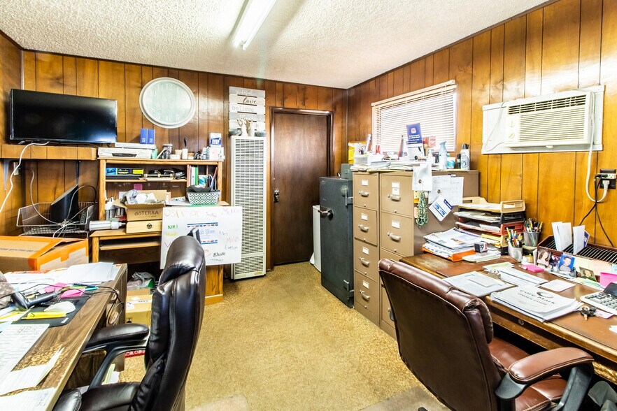 More Photos Of 404 Navajo Blvd, Holbrook Service Station For Sale