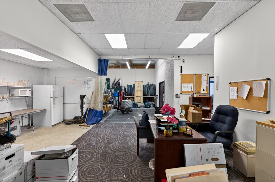 More Photos Of 8116-8144 Deering Ave, Canoga Park Warehouse For Lease