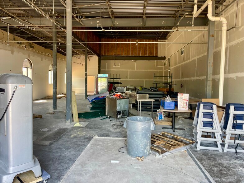 More Photos Of 8541 NW Prairie View Rd, Kansas City Restaurant For Lease