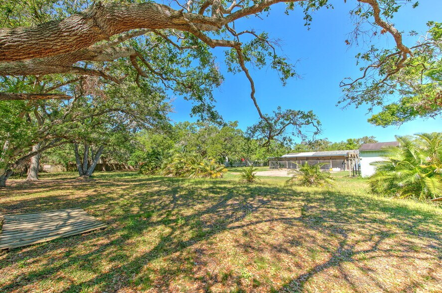 More Photos Of 5921 Causeway Blvd, Tampa Flex For Sale