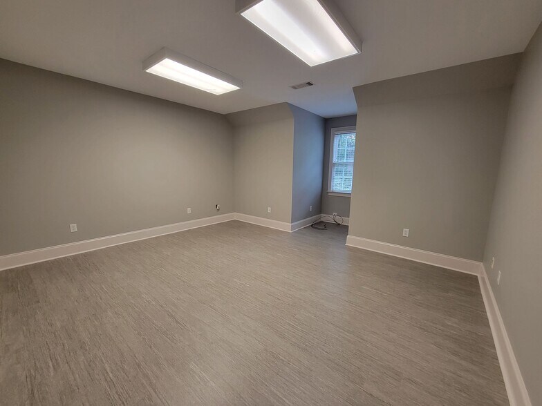 More Photos Of 182 Ben Burton Cir, Bogart Office For Sale