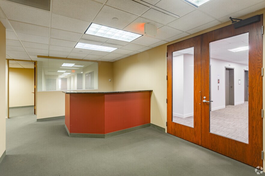 More Photos Of 3701 Algonquin Rd, Rolling Meadows Office For Sale