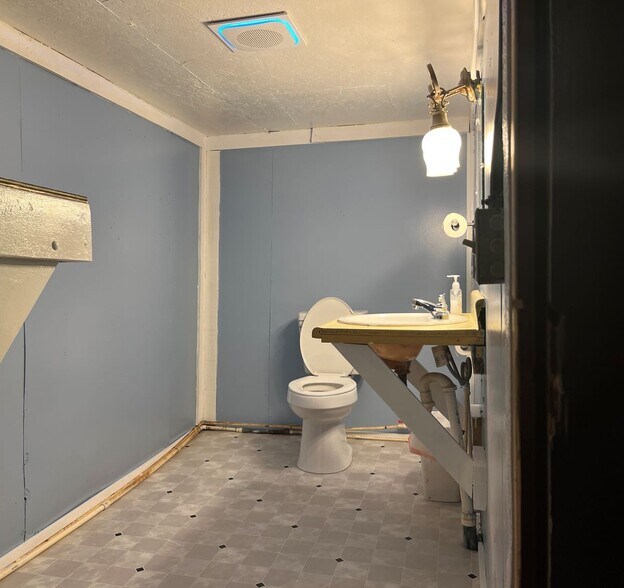 More Photos Of 111 Cypress st, Essex Bar For Sale