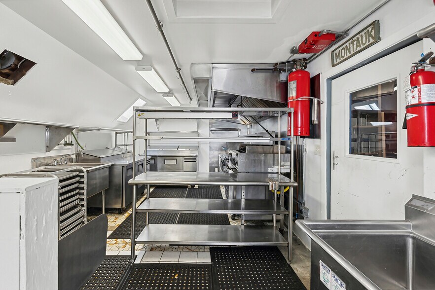 More Photos Of 4 S Elmwood Ave, Montauk Restaurant For Sale