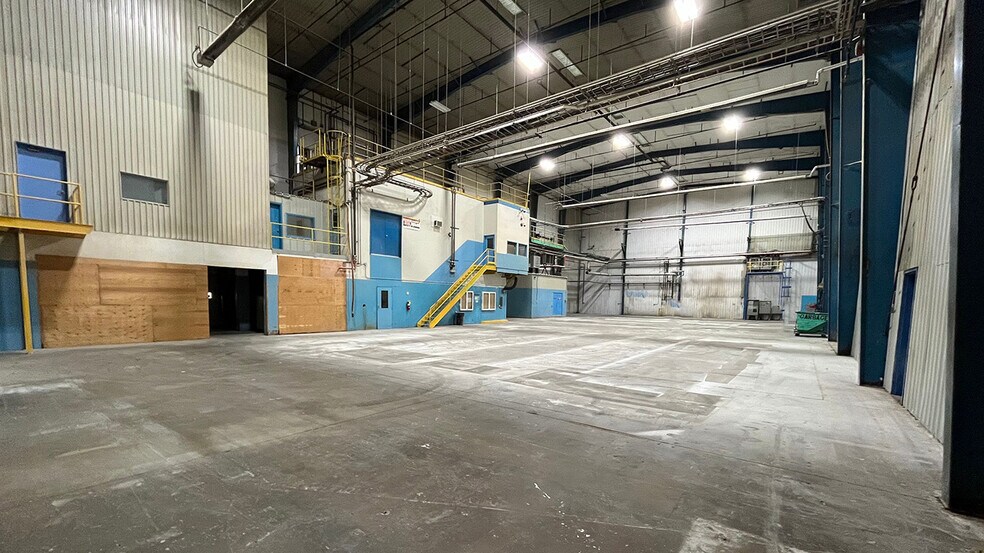 More Photos Of 770 Pandora Av E, Winnipeg Manufacturing For Lease