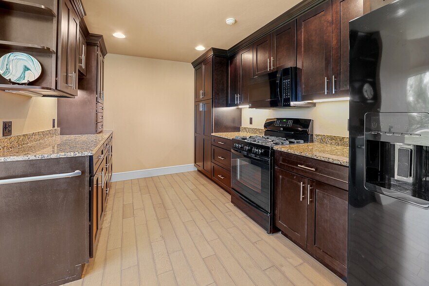 More Photos Of 560 Rolling Meadows, Fond Du Lac Light Distribution For Sale