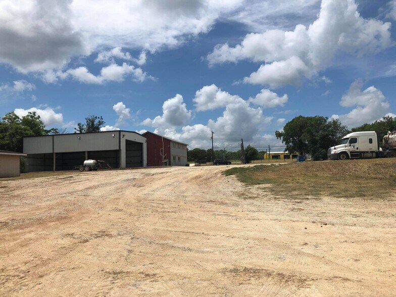 More Photos Of 12440 US Hwy 181 S, San Antonio Flex For Sale