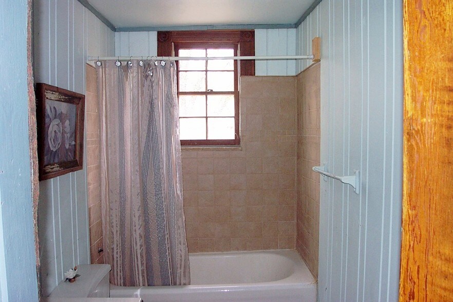 More Photos Of 27 Sycamore St, Jefferson Specialty For Lease