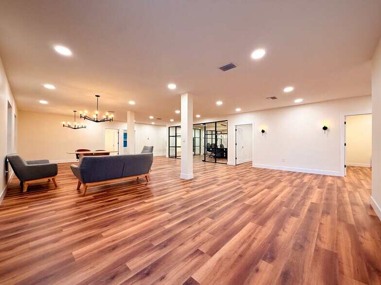 More Photos Of 304 Winston Creek Pky, Lakeland Warehouse For Lease