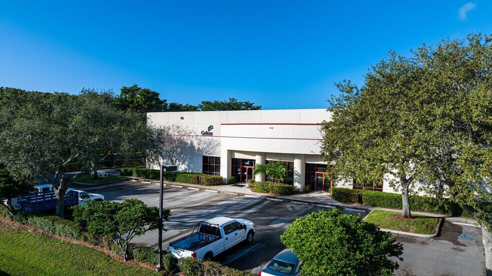 More Photos Of 10109-10181 USA Today Way, Miramar Warehouse For Lease