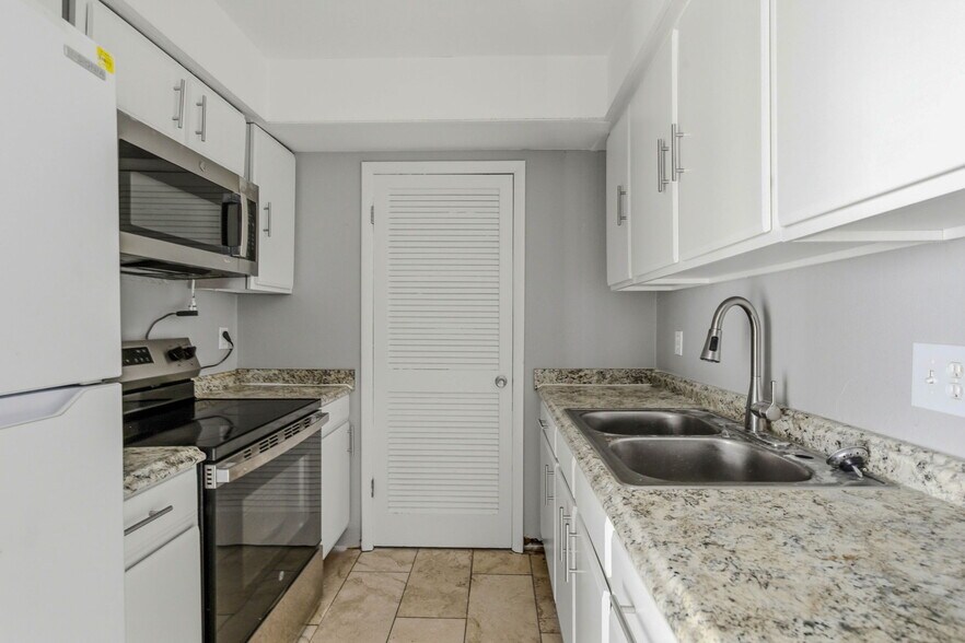 More Photos Of 9208 N Connechusett Rd, Tampa Apartments For Sale