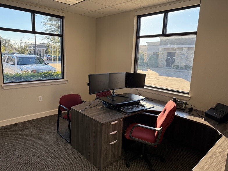 More Photos Of 633 E Fernhurst Dr, Katy Medical For Sale