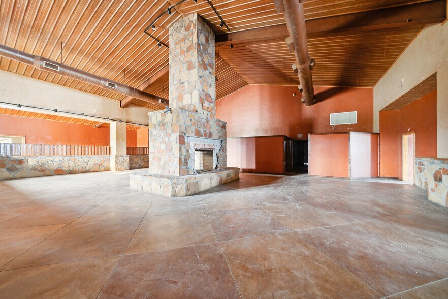 More Photos Of 410 S Interstate 35, Pearsall Storefront Retail Office For Lease