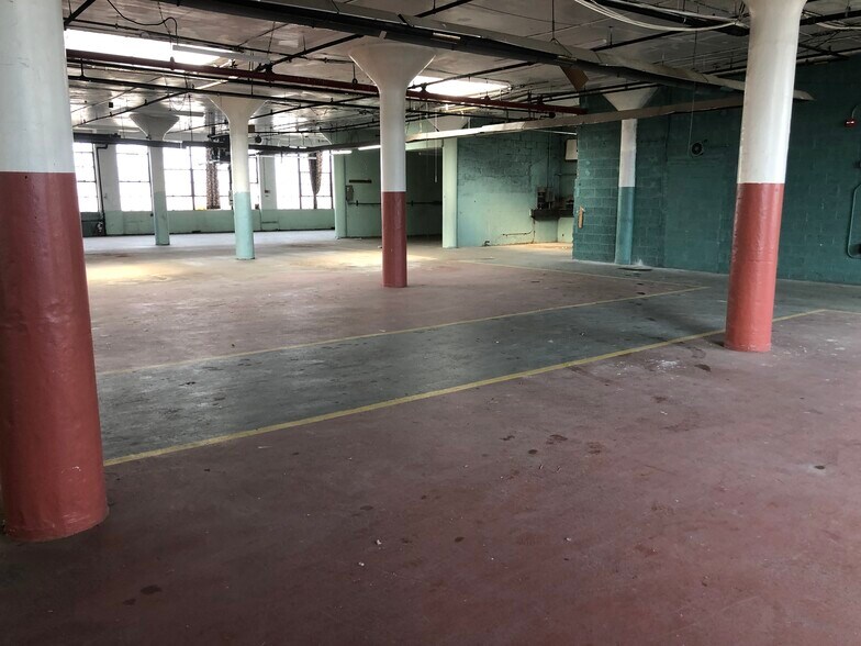 More Photos Of 53-06 Grand Ave, Maspeth Warehouse For Lease