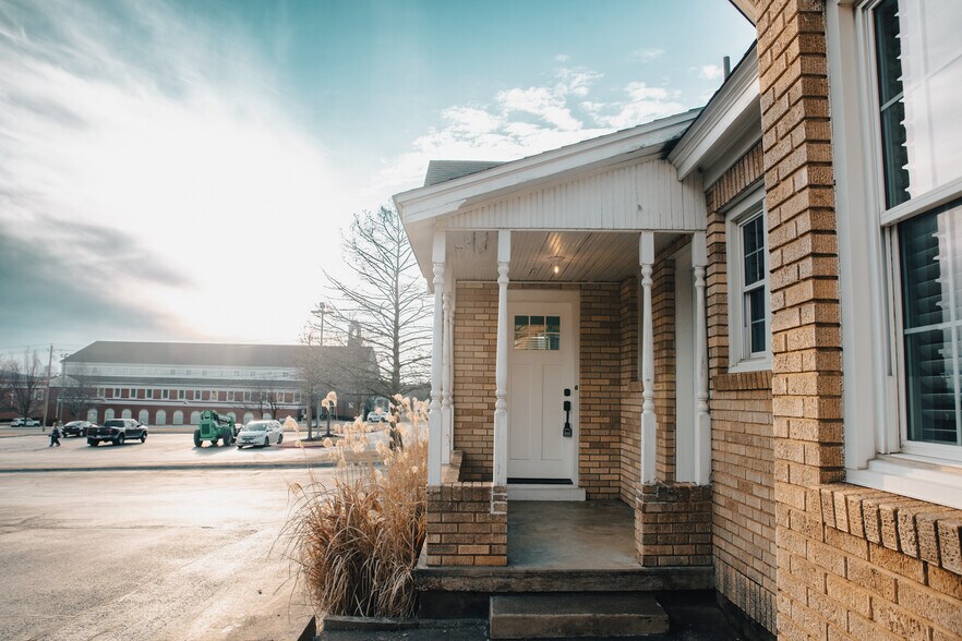 More Photos Of 355 N College Ave, Fayetteville Office For Sale