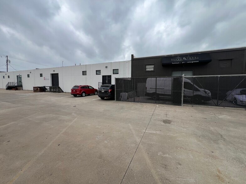 More Photos Of 1202-1208 N Riverfront Blvd, Dallas General Retail For Lease