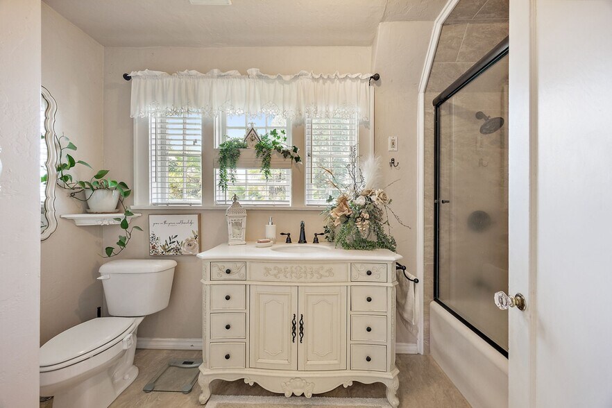 More Photos Of 2336 Table Rock Rd, Medford Freestanding For Sale