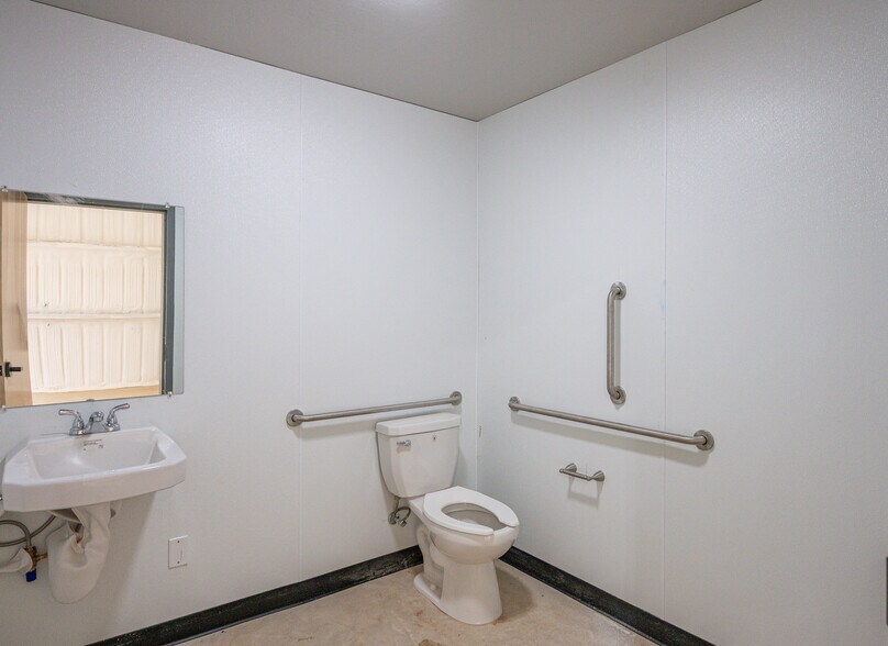More Photos Of 8610 N Classen Blvd, Oklahoma City Warehouse For Lease