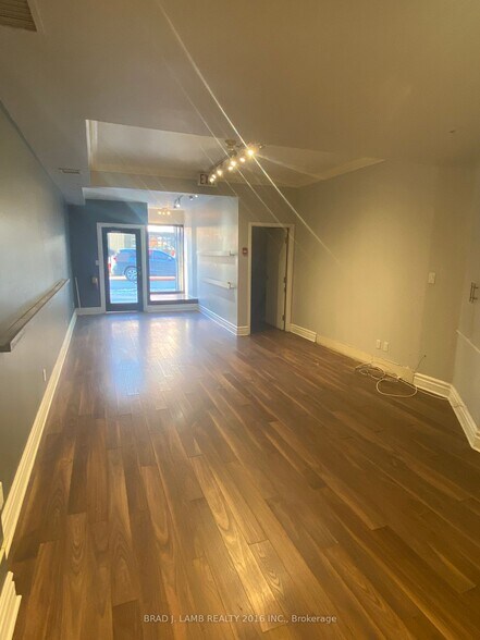 More Photos Of 803-805 Dundas St W, Toronto Storefront Retail Office For Lease