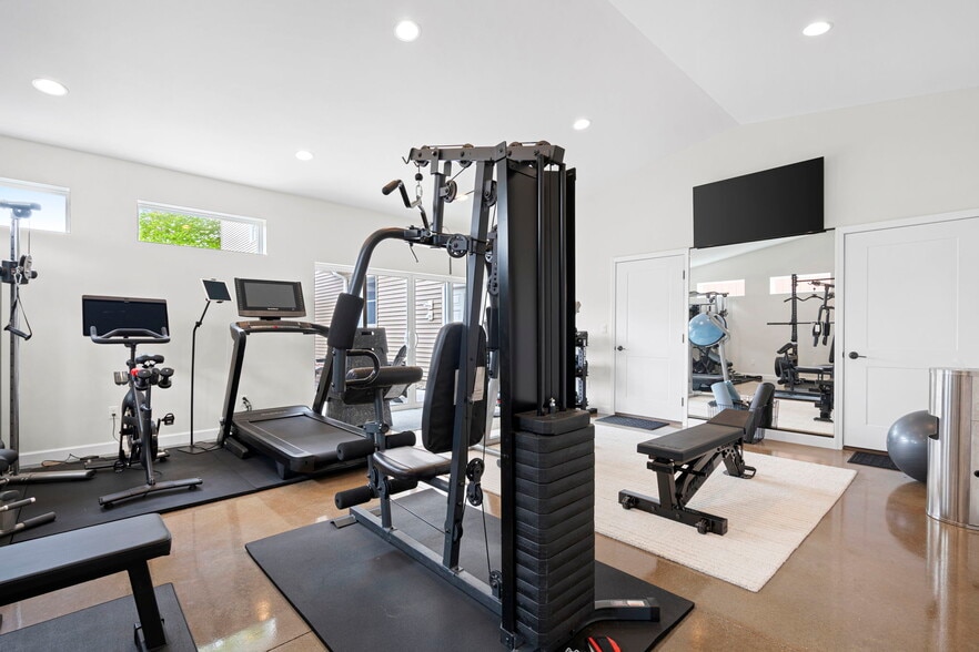 More Photos Of 612 N Lakeshore Dr, Ludington Hotel For Sale