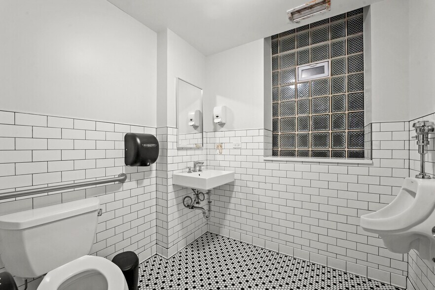 More Photos Of 4363 N Lincoln Ave, Chicago Storefront Retail Residential For Sale