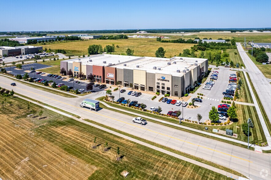 More Photos Of 2884-2900 NE Independence Ave, Lee's Summit Showroom For Lease