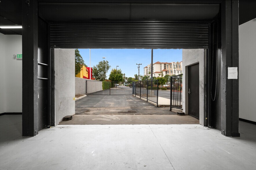 More Photos Of 800 E Dyer Rd, Santa Ana Showroom For Lease