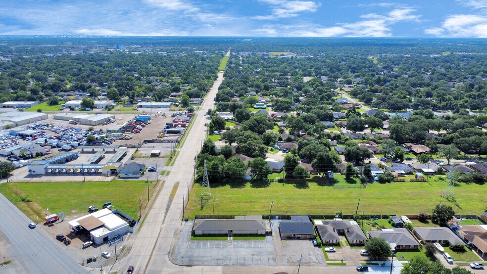 More Photos Of 2001 John St, Pasadena Office For Sale