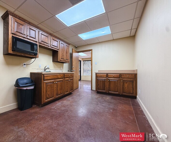 More Photos Of 313 Paris Ave, Lubbock Warehouse For Lease