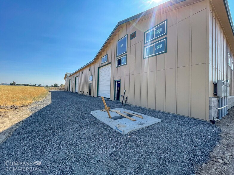 More Photos Of 35 Cherry Ln, Madras Warehouse For Lease