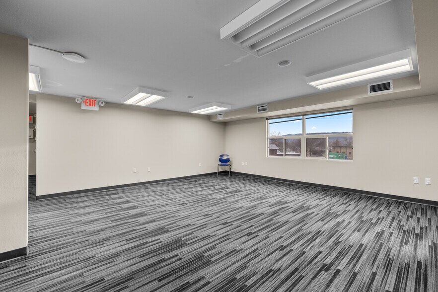 More Photos Of 115 1/2 W Wyoming St, Kalispell Showroom For Lease