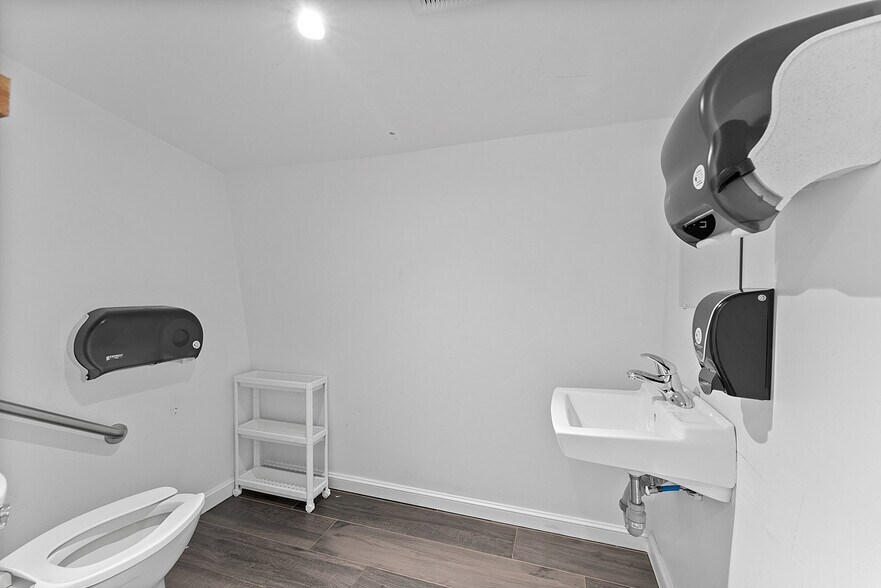 More Photos Of 481-483 Church St, Toronto Storefront Retail Office For Lease