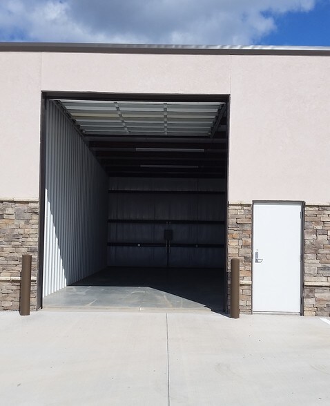 More Photos Of 8400 W 127th St, Overland Park Warehouse For Lease