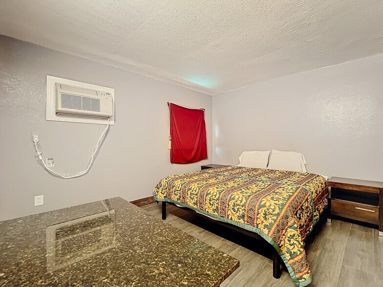 More Photos Of 307 E Vine St, Kissimmee Hotel For Sale