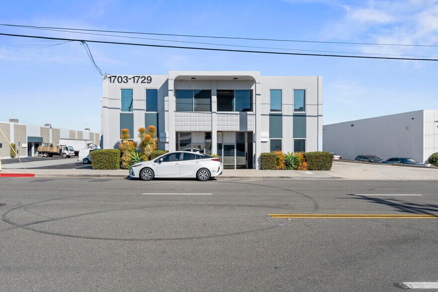 More Photos Of 1703-1729 E 28th St, Signal Hill Light Distribution For Lease