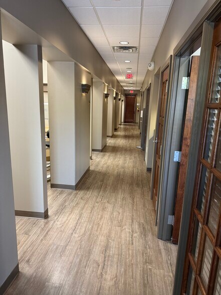 More Photos Of 122 Lynnwood, Knoxville Office For Sale