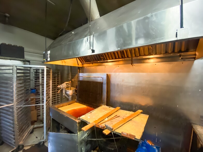 More Photos Of 915 E Lincoln Hwy, New Haven Restaurant For Sale