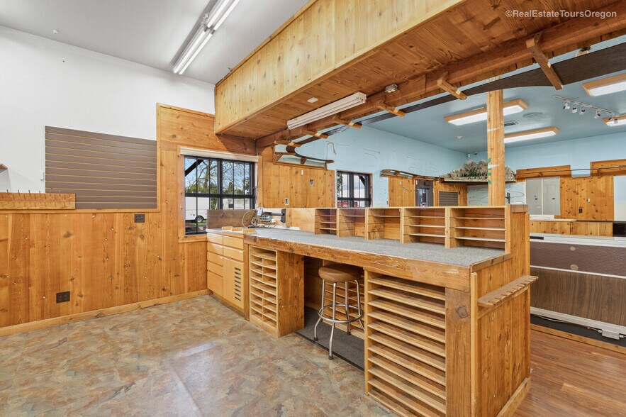 More Photos Of 10791 Oak St NE, Donald Showroom For Sale