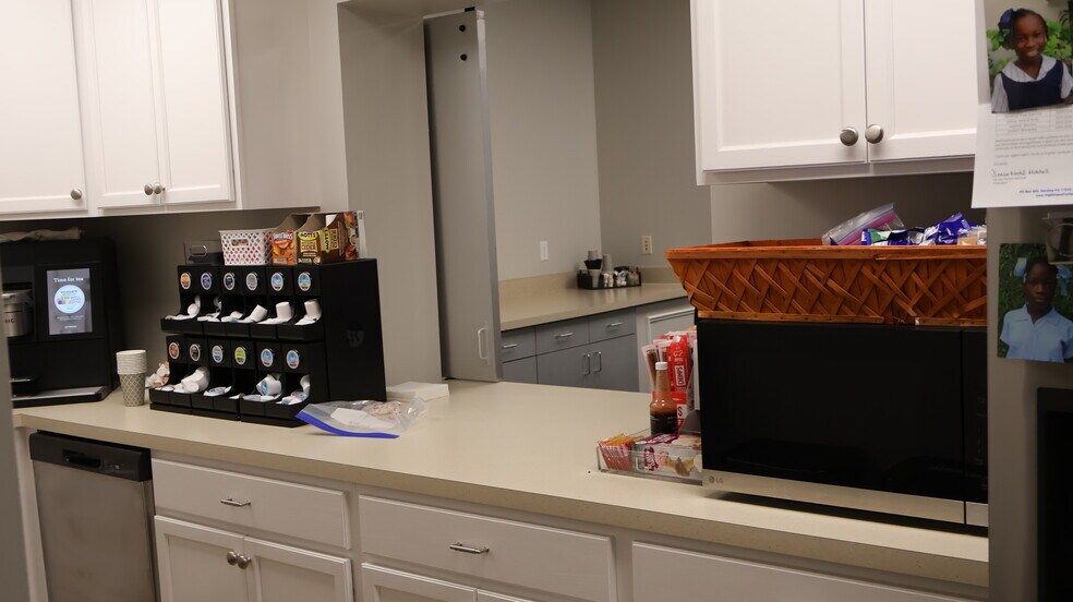 More Photos Of 6330-6332 Flank Dr, Harrisburg Flex For Lease