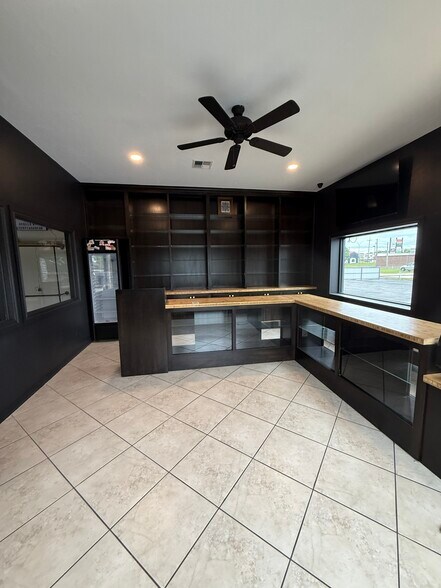 More Photos Of 1665 W Legacy Dr, Duncan Flex For Sale