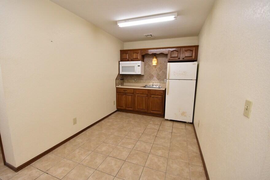 More Photos Of 701 W Broadway, Seminole Manufacturing For Sale