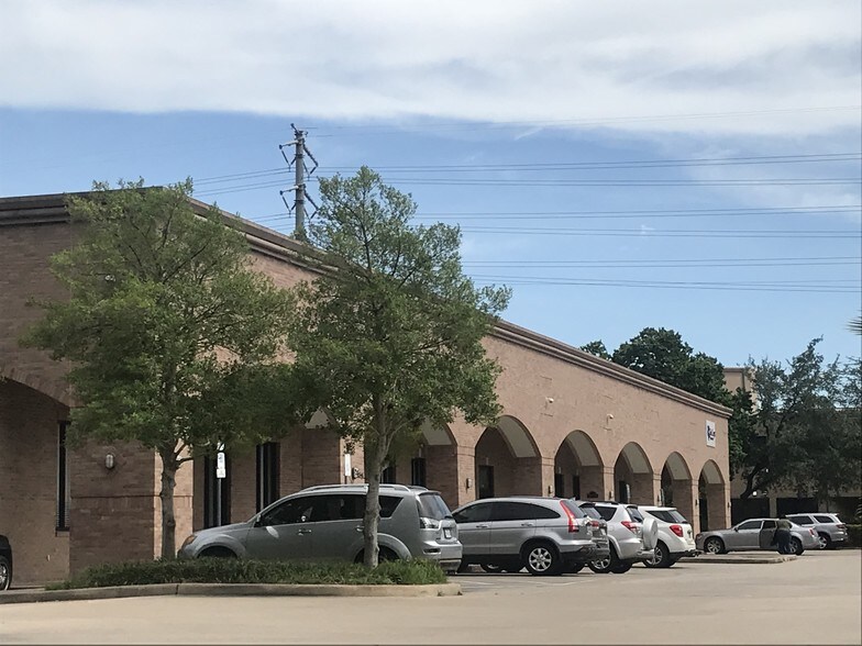 More Photos Of 8111 N Stadium Dr, Houston Office For Lease