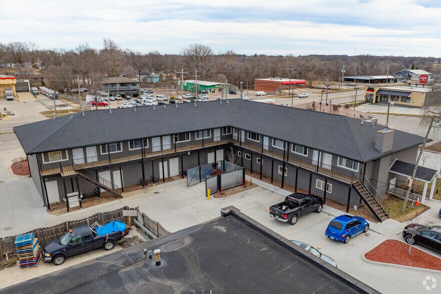 More Photos Of 4020-4044 SE 14th St, Des Moines Office For Lease