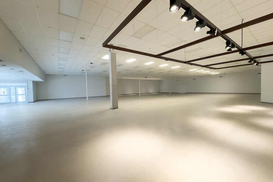 More Photos Of 2118 Veterans Dr, Saint Cloud General Retail For Lease