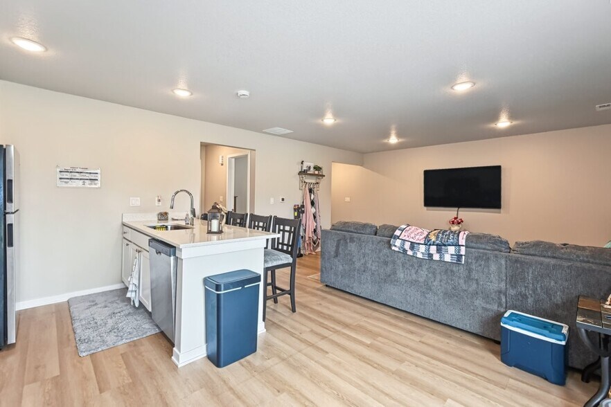 More Photos Of 2018 Otley Ave, Perry Apartments For Sale