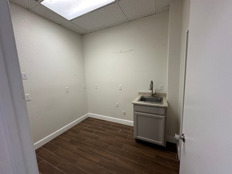 More Photos Of 1280 Hawkins Blvd, El Paso Office For Lease