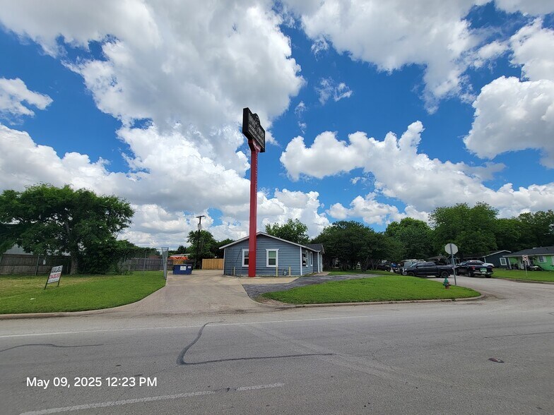 More Photos Of 1913 Hemlock Dr, Haltom City Office For Sale