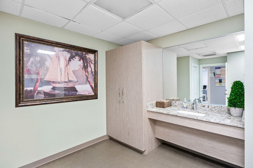 More Photos Of 6241 Arc Way, Fort Myers Office For Sale