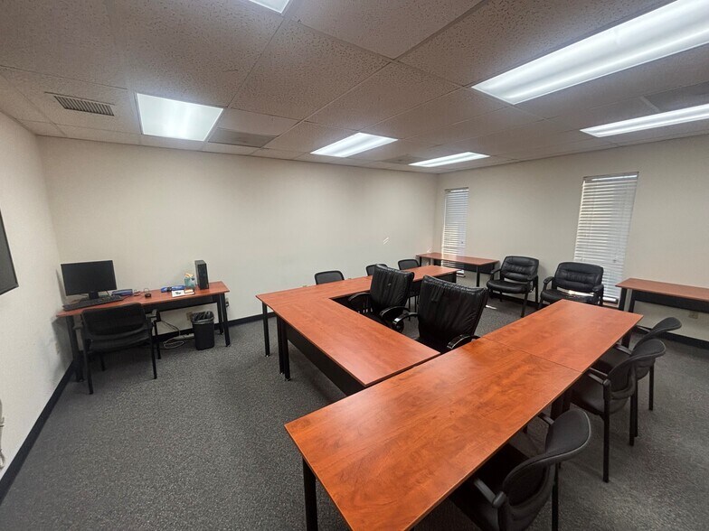 More Photos Of 156 Business Park Dr, Virginia Beach Light Distribution For Sale